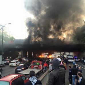 Manifestation des taxis Porte Maillot avec pneus incendiés