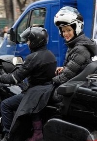 TAXI MOTO PARIS FASHION WEEK : Julia SANER Top Model suisse tout sourire sur le top siège de la top moto